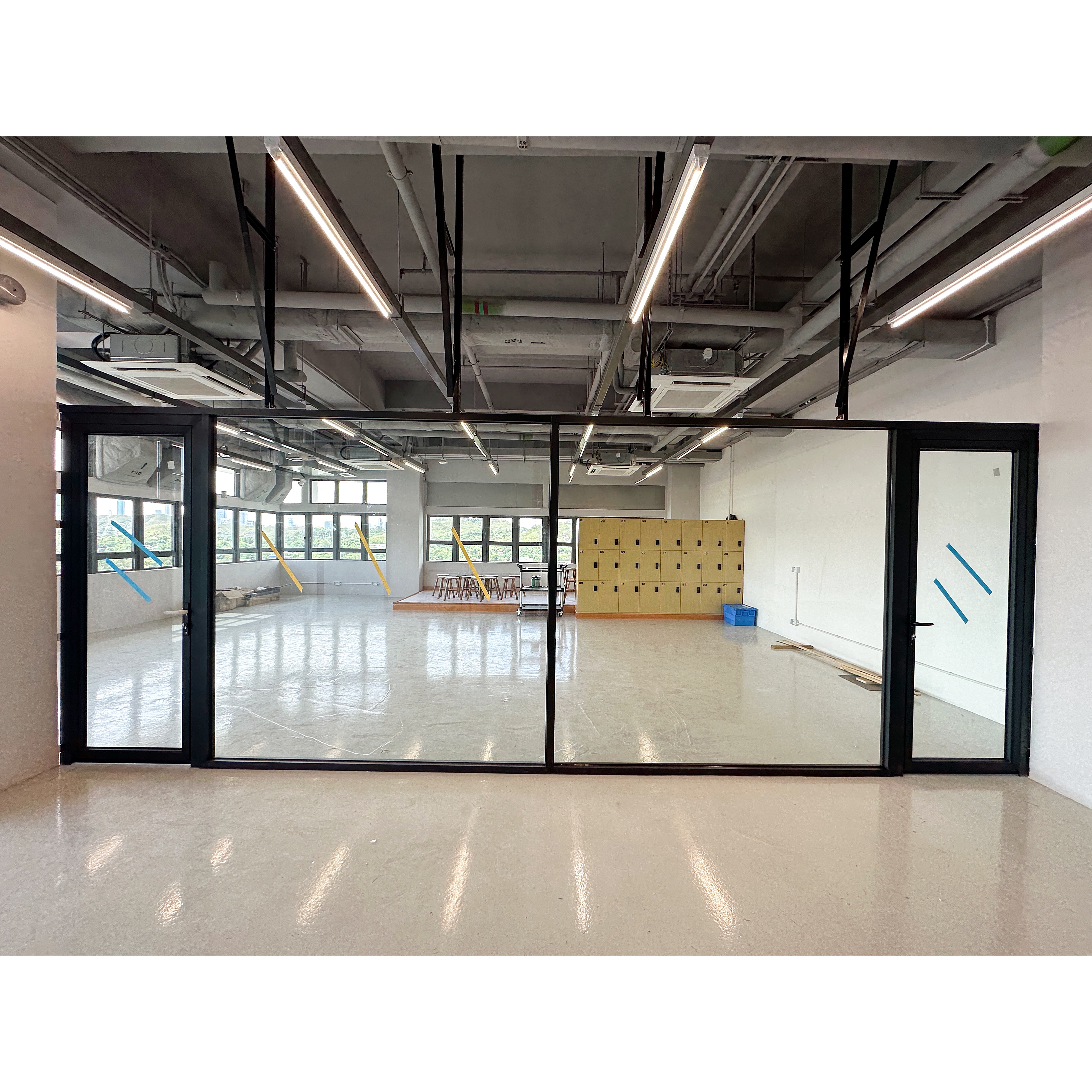 上水建造學院。供應黑色玻璃間隔 完工相片 2