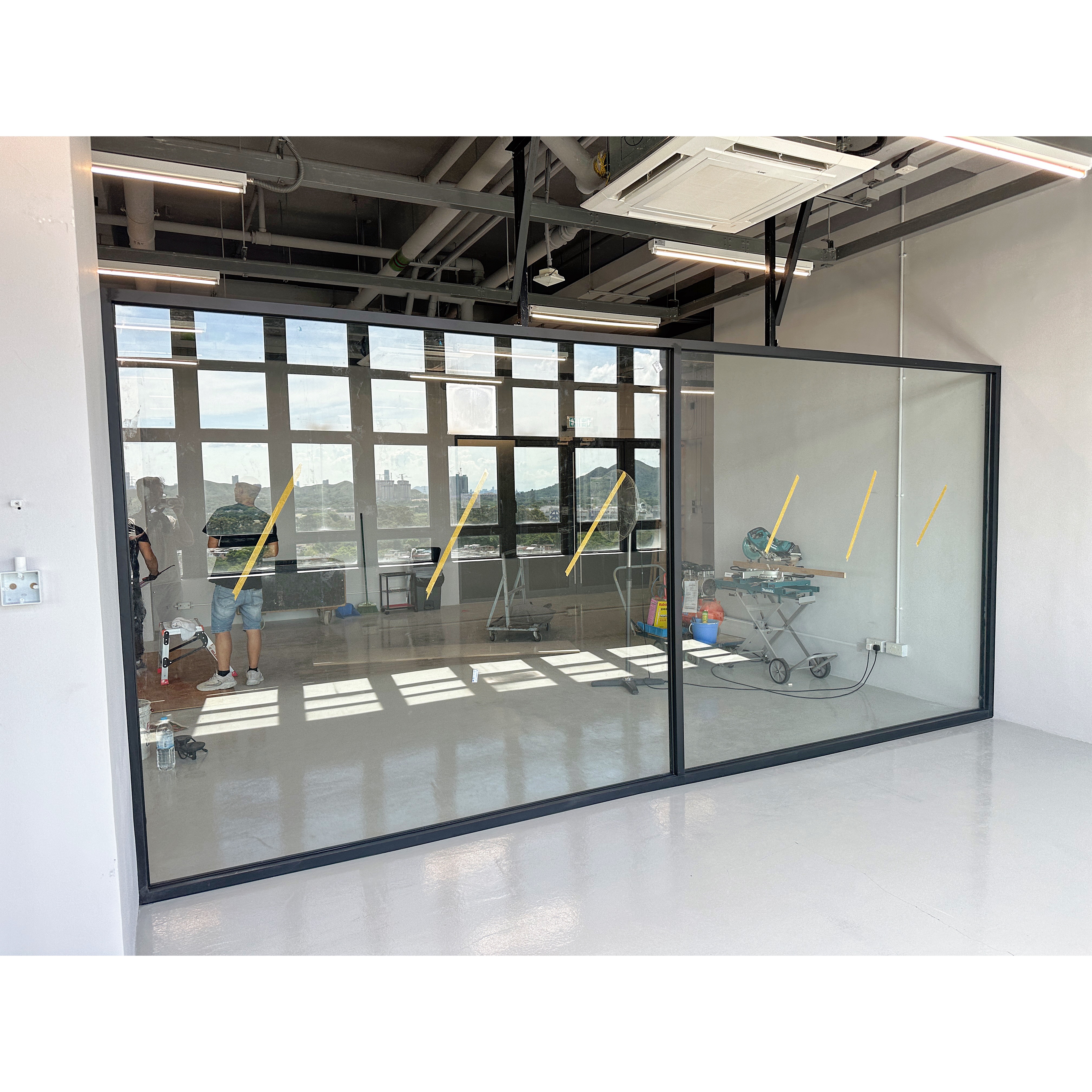 上水建造學院。供應黑色玻璃間隔 完工相片 3