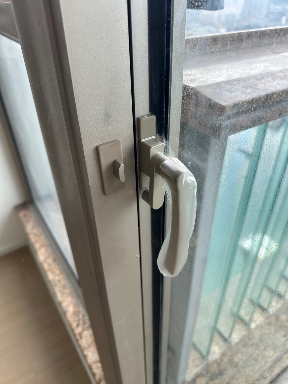 一號銀海。更換鋁窗門手掣 完工相片 2