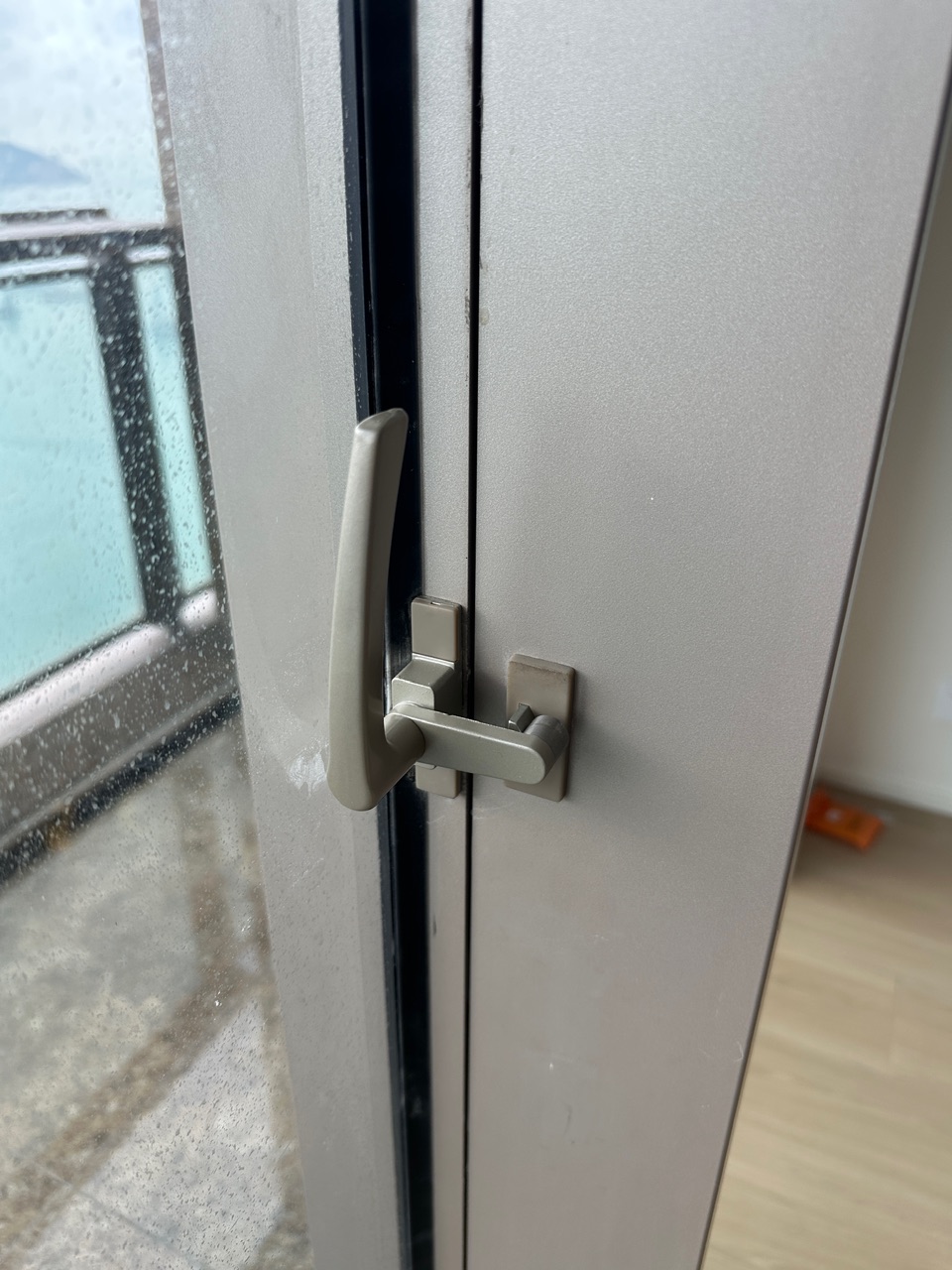 一號銀海。更換鋁窗門手掣 完工相片 3