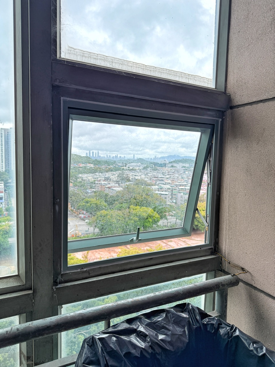 元朗科技中心。綠色套窗