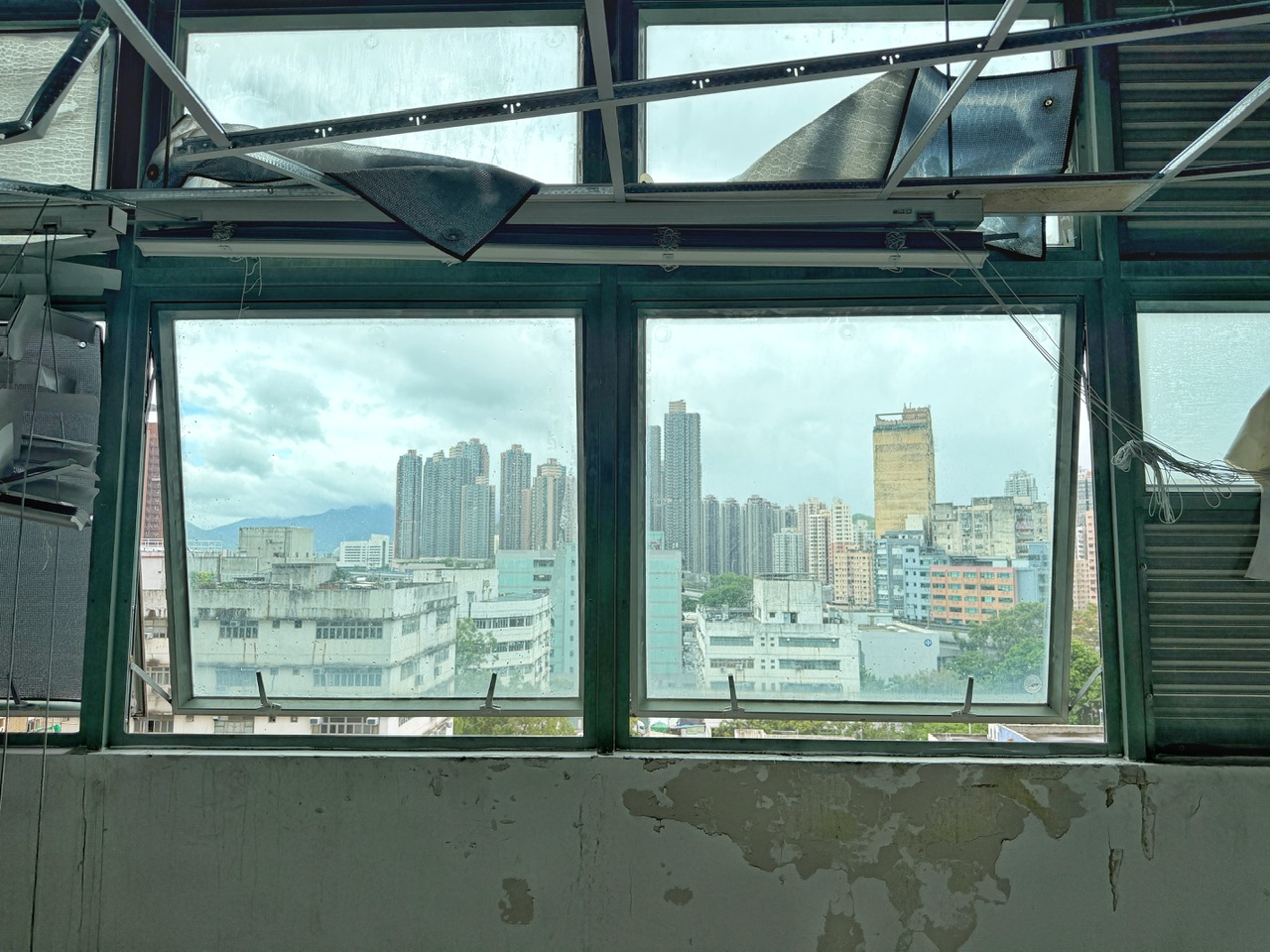 元朗科技中心。更換窗鉸及限位較