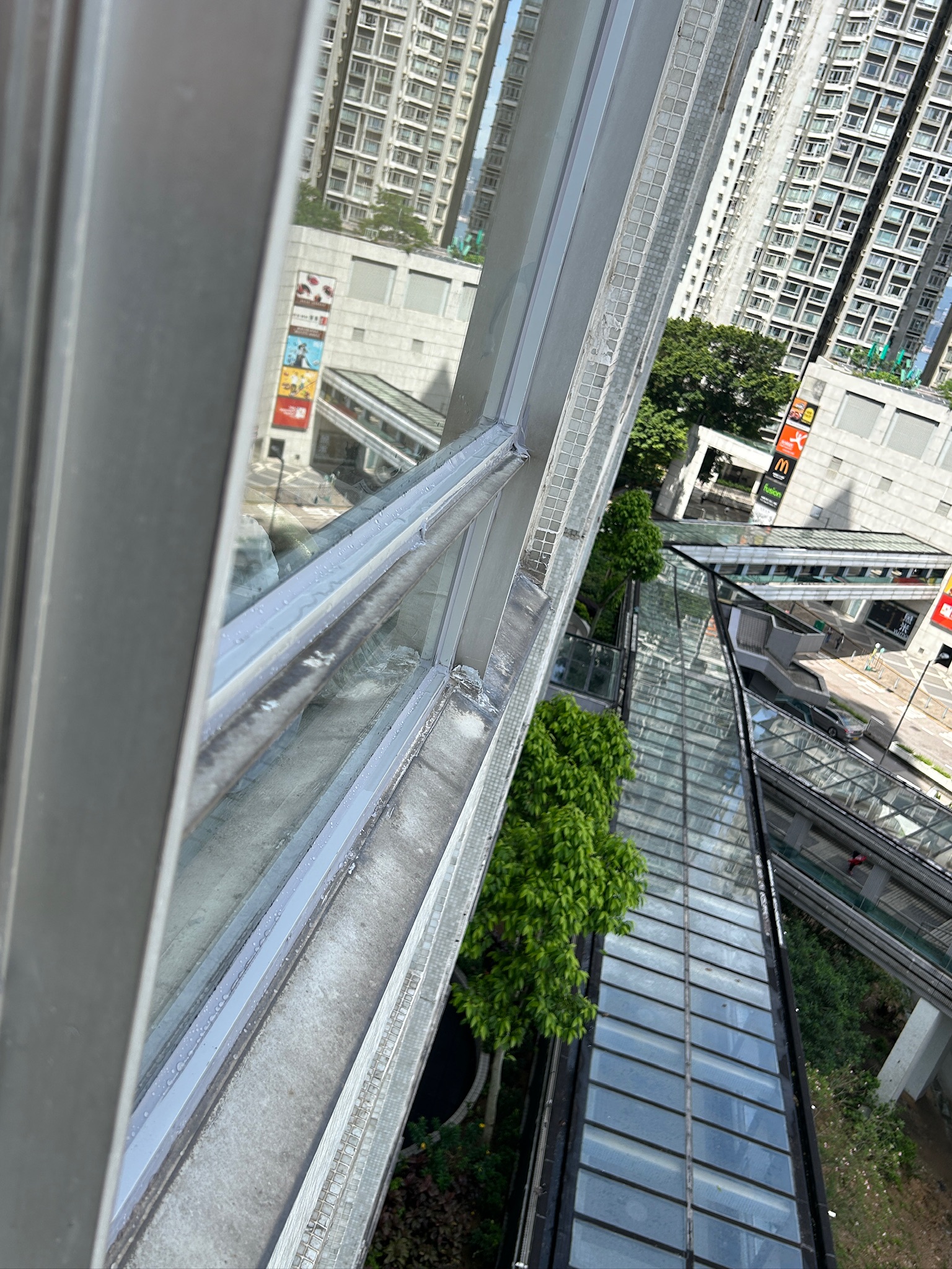 麗港城。重新打玻璃膠做防水 完工相片 3
